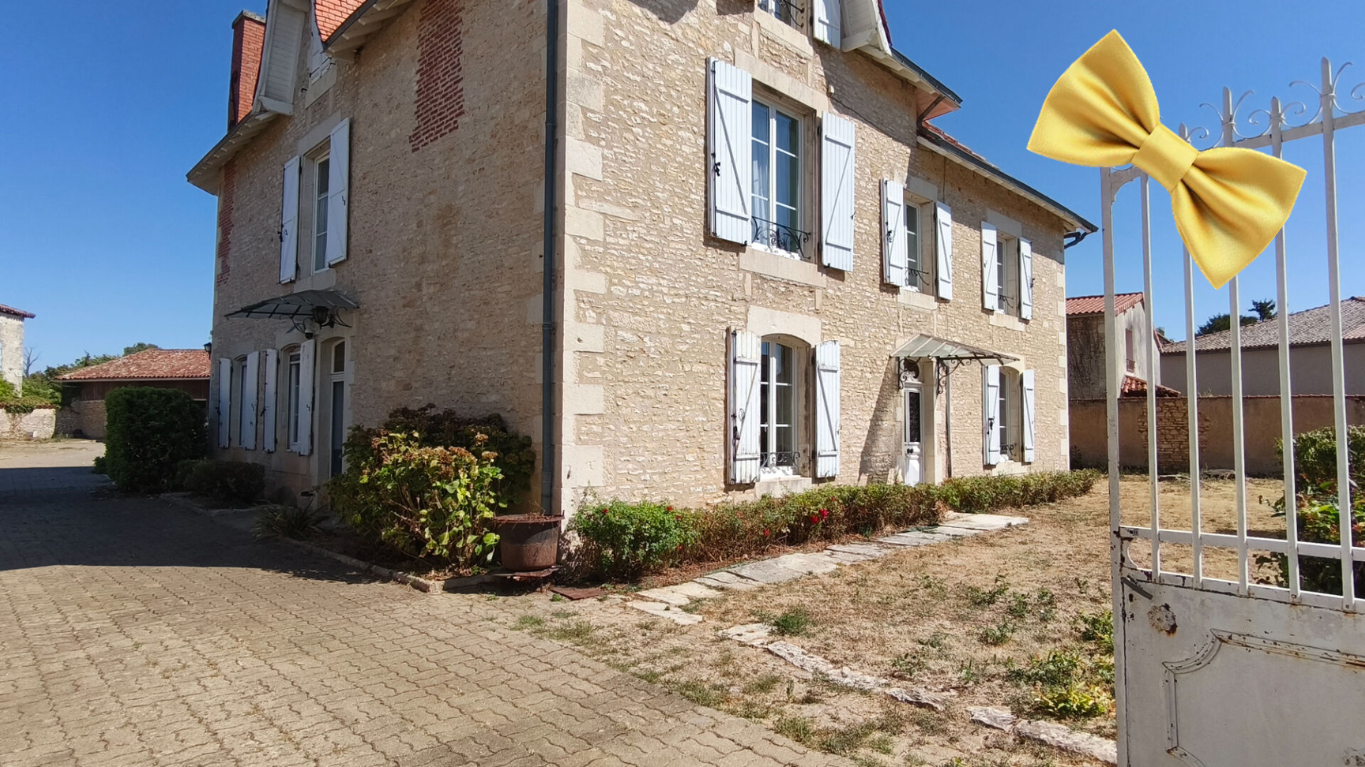 Maison 11 pièces 331 m² · à Blanzay · 331 m² · 274 000 €
