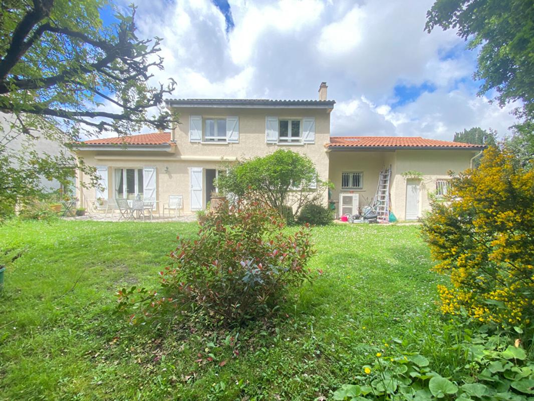 Maison 7 pièces 229 m² · à Eysines · 229 m² · 750 000 €