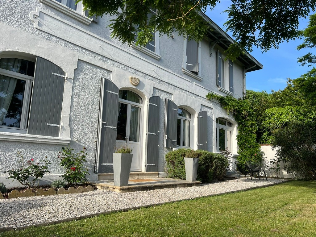 Maison 10 pièces 217 m² · à Gastes · 217 m² · 748 800 €