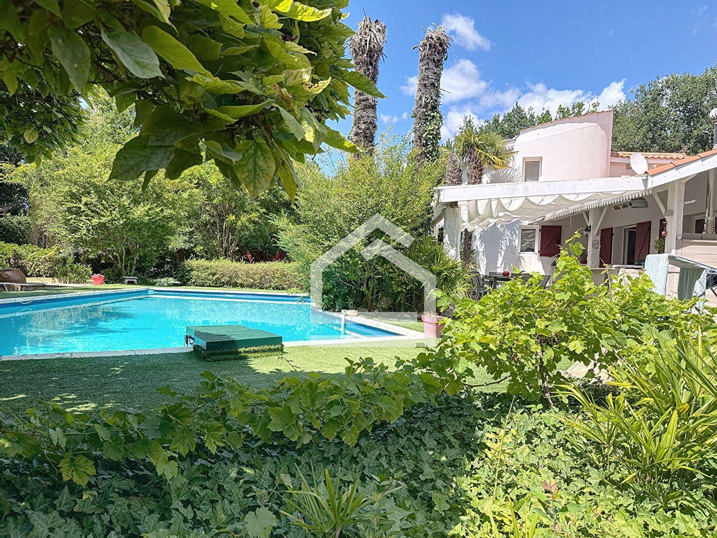 Maison 9 pièces 275 m² · à Salaunes · 275 m² · 689 000 €