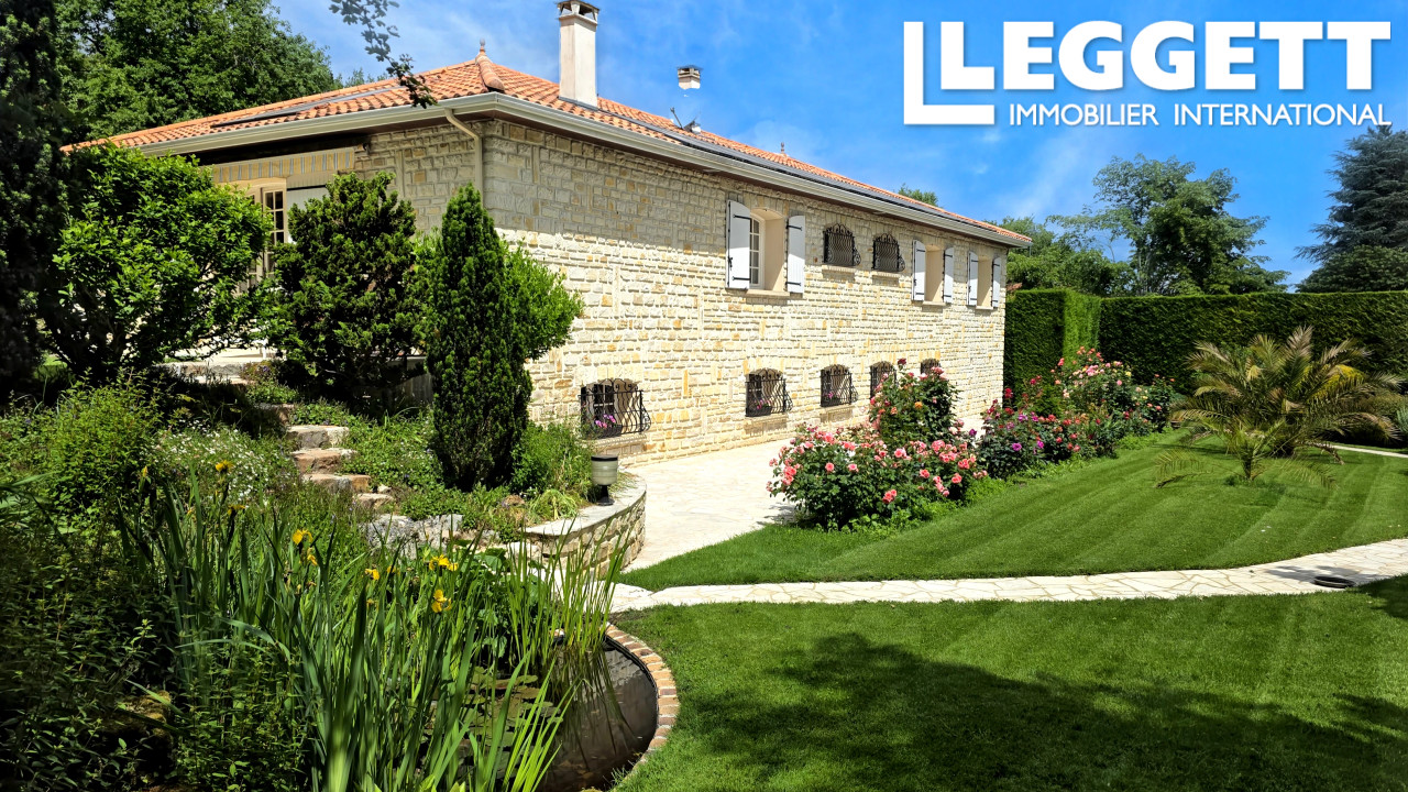 Maison 12 pièces 265 m² · à Puymoyen · 265 m² · 499 900 €