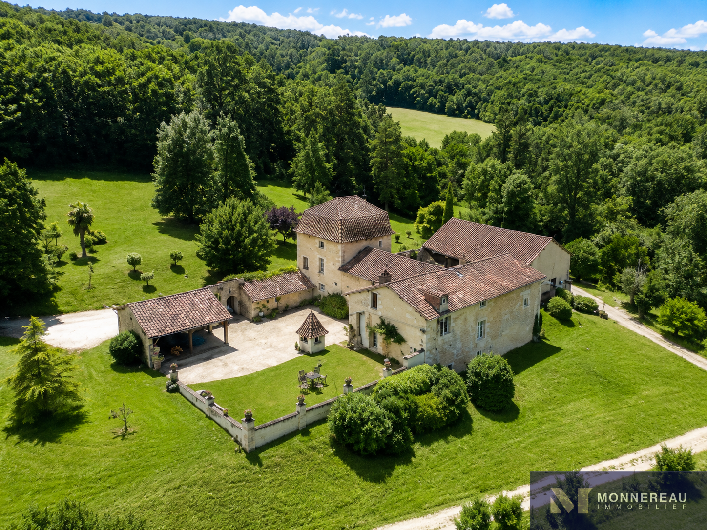 Maison 14 pièces 674 m² · à Léguillac-de-l'Auche · 674 m² · 988 000 €