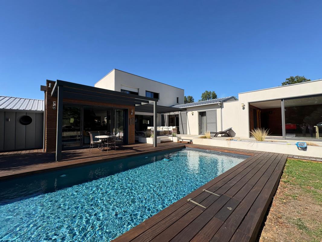 Maison 4 pièces 182 m² · à Aigondigné · 182 m² · 588 000 €