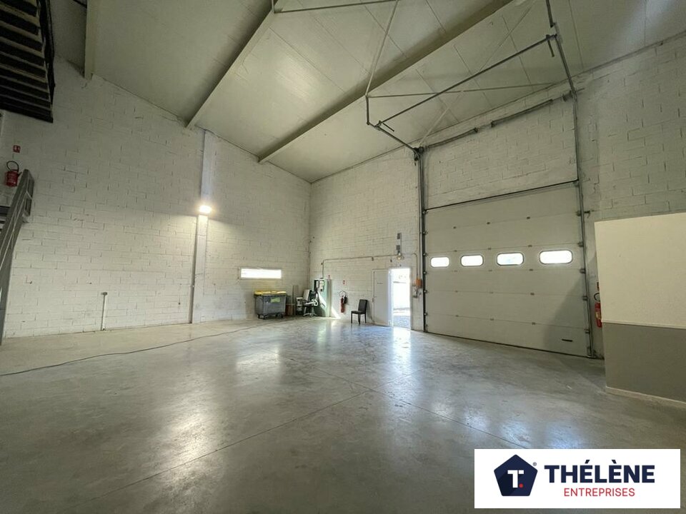 Local commercial 300 m² · à Mèze · 300 m² · 2 500 €/mois