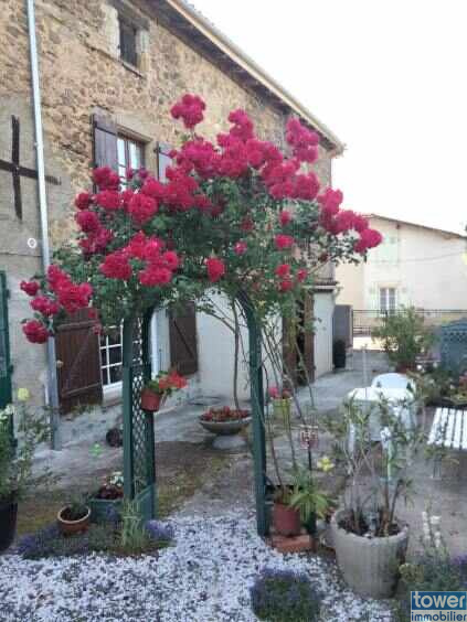 Maison 6 pièces 228 m² · à Terres-de-Haute-Charente · 228 m² · 123 000 €