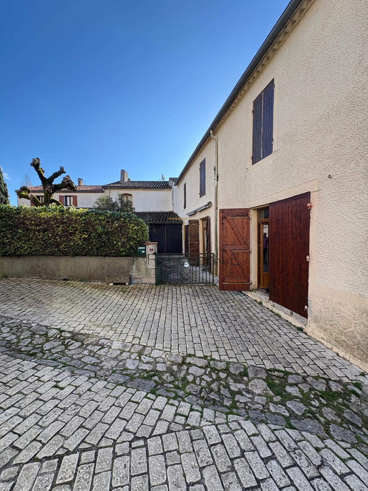 Maison 8 pièces 417 m² · à Sainte-Colombe-en-Bruilhois · 417 m² · 249 000 €