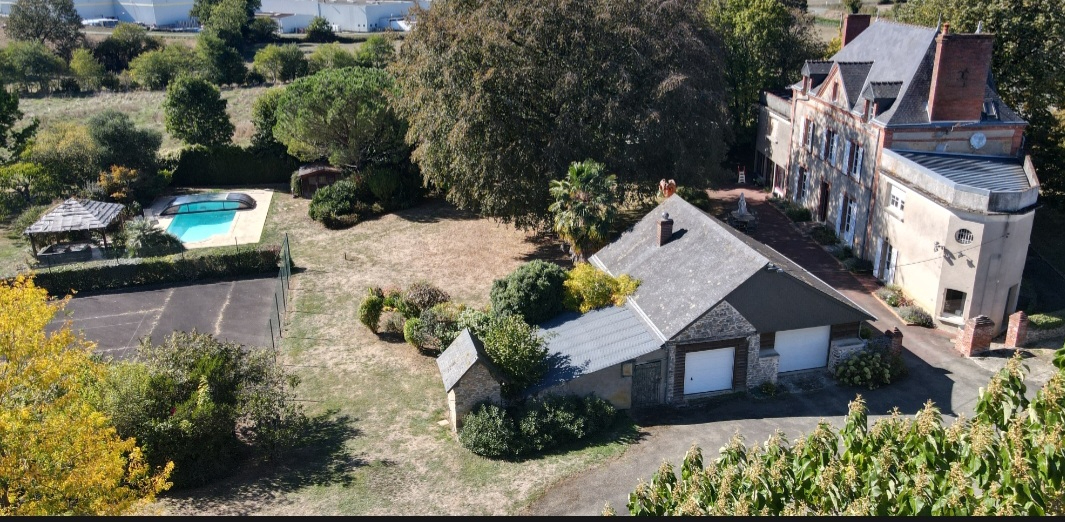 Maison 8 pièces 263 m² · à Évron · 263 m² · 486 000 €