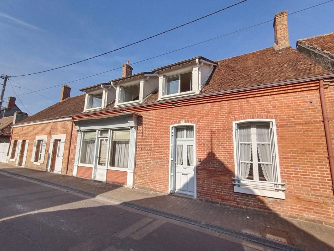 Maison 4 pièces 228 m² · à Selles-Saint-Denis · 228 m² · 98 000 €
