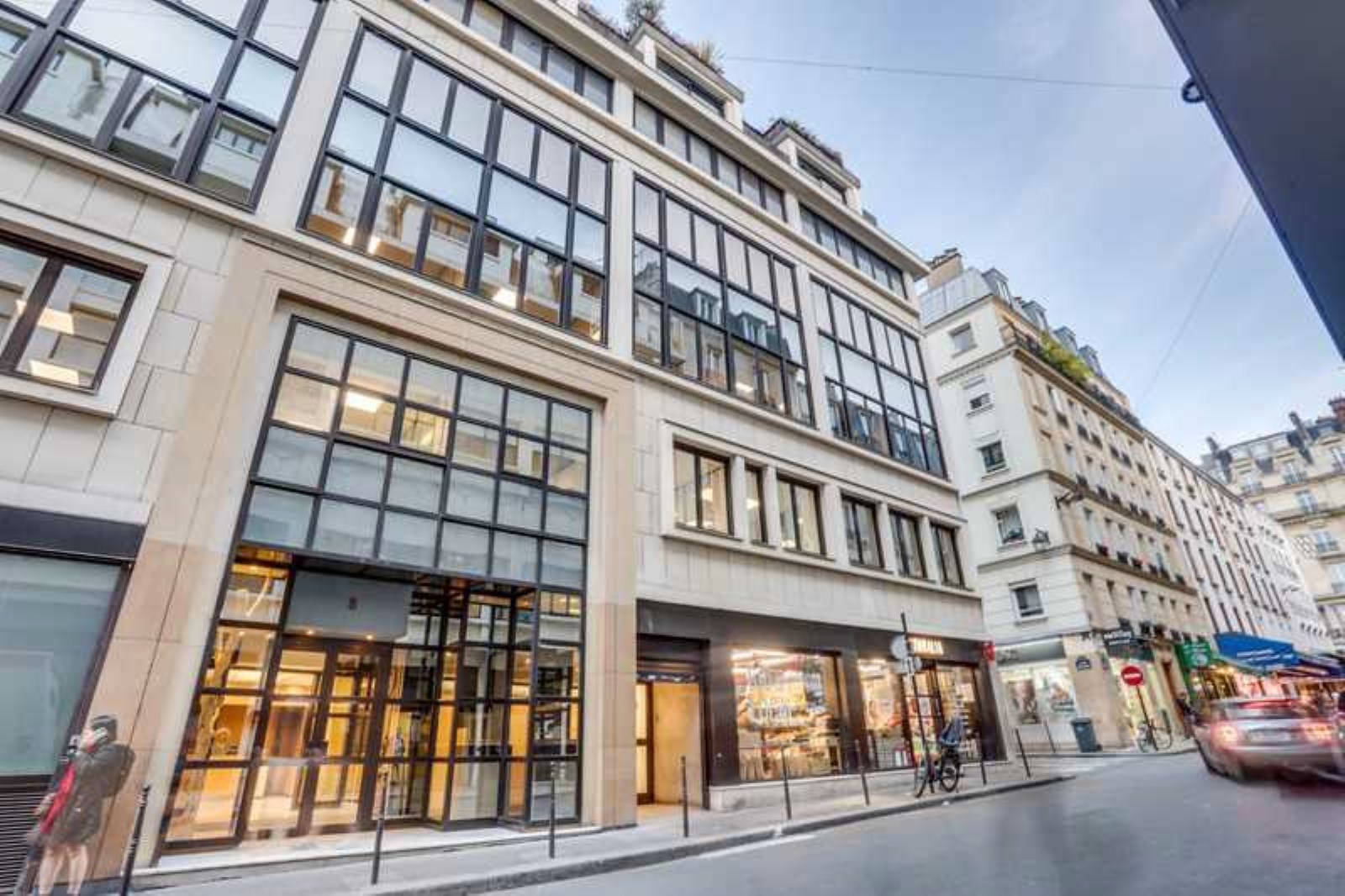 Local commercial 715 m² · à Paris 17e Arrondissement · 715 m² · 52 €/mois