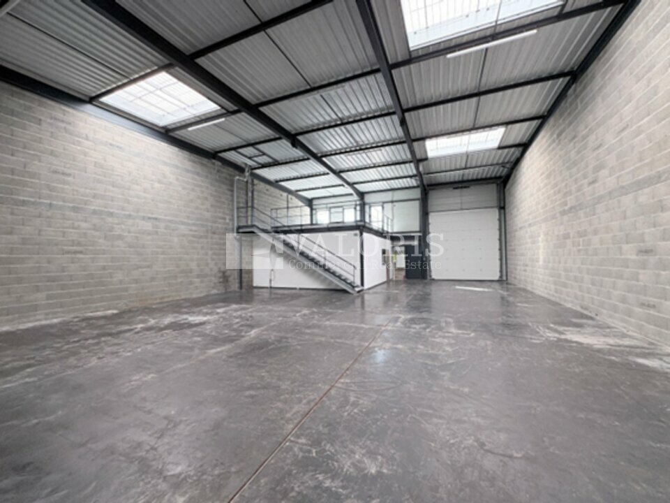 Local commercial 618 m² · à Décines-Charpieu · 618 m² · 5 993 €/mois