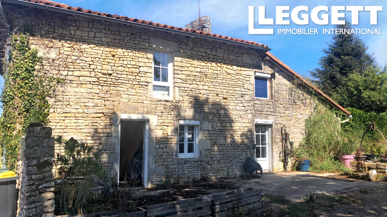Maison 6 pièces 182 m² · à Nanteuil-en-Vallée · 182 m² · 149 800 €