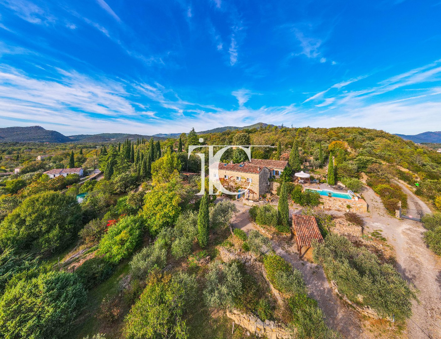 Maison 8 pièces 163 m² · aux Vans · 163 m² · 990 000 €
