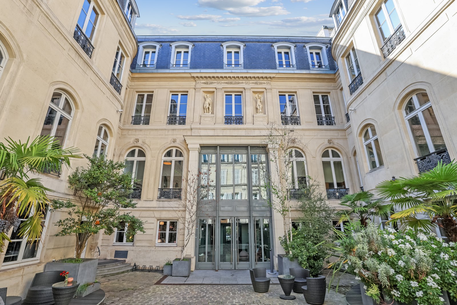 Local commercial 1940 m² · à Paris 09e Arrondissement · 1 940 m² · 57 €/mois