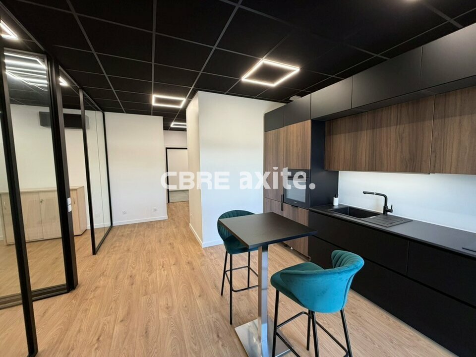 Local commercial 182 m² · à Poisy · 182 m² · 2 300 €/mois