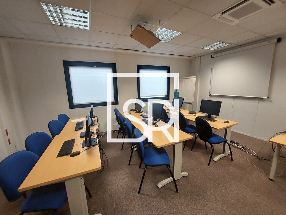 Local commercial 677 m² · à Clermont-Ferrand · 677 m² · 7 391 €/mois