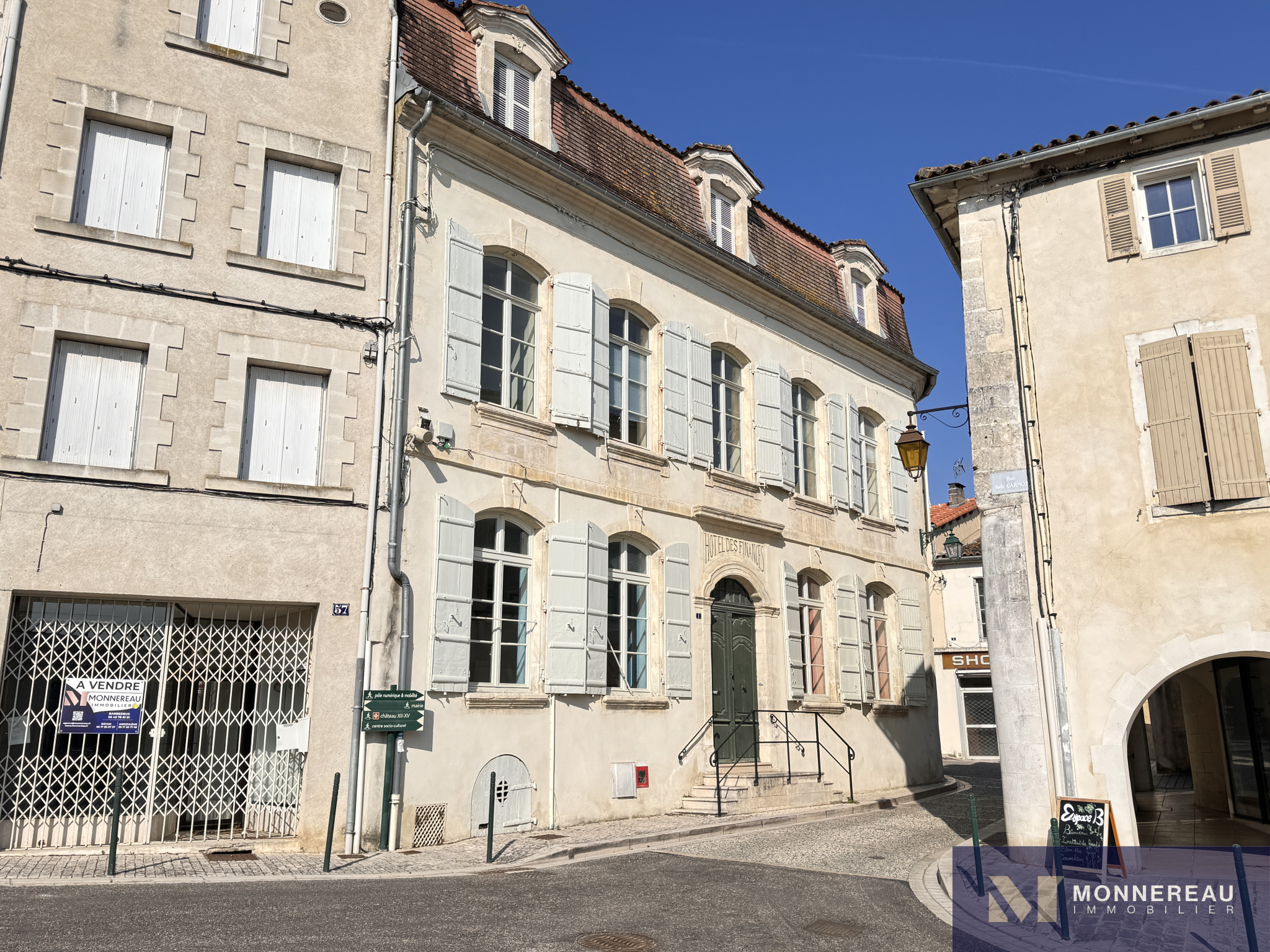 Immeuble 12 pièces 327 m² · à Barbezieux-Saint-Hilaire · 327 m² · 349 125 €
