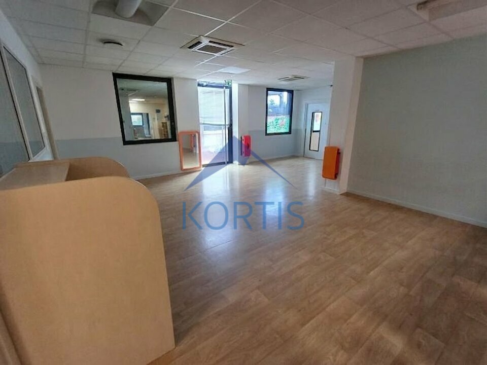 Local commercial 366 m² · à Vaulx-en-Velin · 366 m² · 3 383 €/mois
