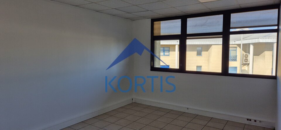 Local commercial 5 pièces 509 m² · à Bron · 509 m² · 4 145 €/mois