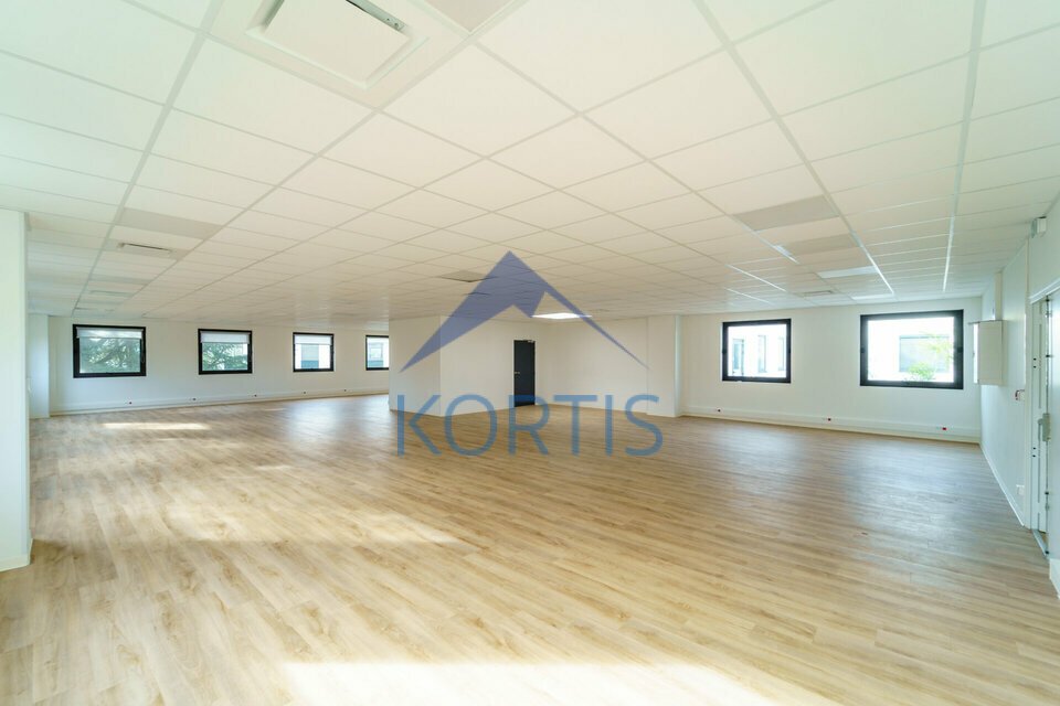 Local commercial 840 m² · à Limonest · 840 m² · 12 103 €/mois