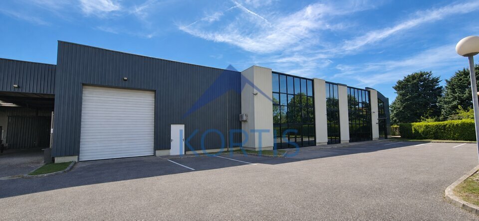 Local commercial 1858 m² · à Genas · 1 858 m² · 12 318 €/mois