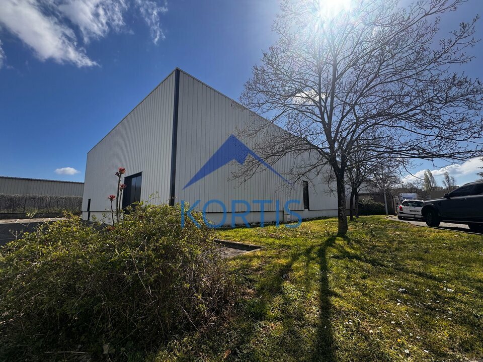 Local commercial 1475 m² · à Vénissieux · 1 475 m² · 11 569 €/mois