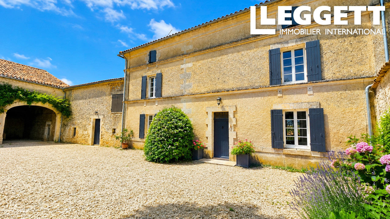 Maison 10 pièces 275 m² · à Mosnac-Saint-Simeux · 275 m² · 577 700 €