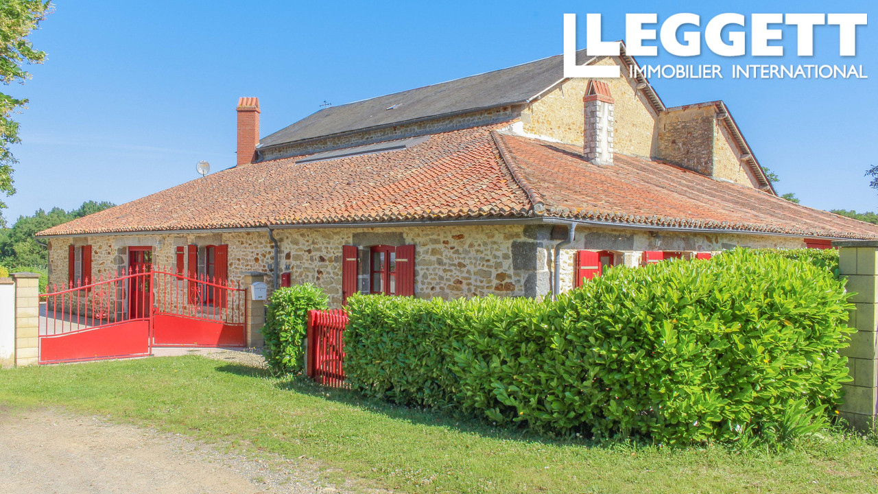 Maison 8 pièces 239 m² · à Gourgé · 239 m² · 264 000 €