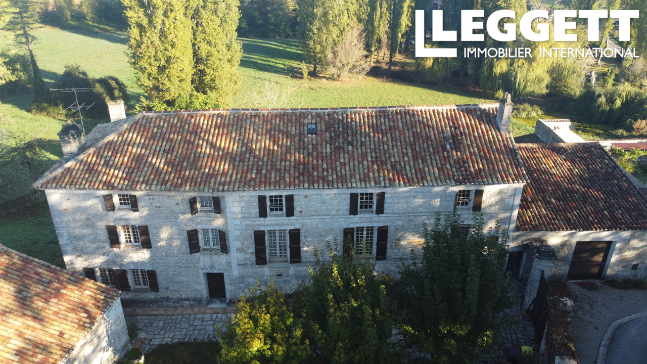 Maison 10 pièces 415 m² · à Vouzan · 415 m² · 425 000 €
