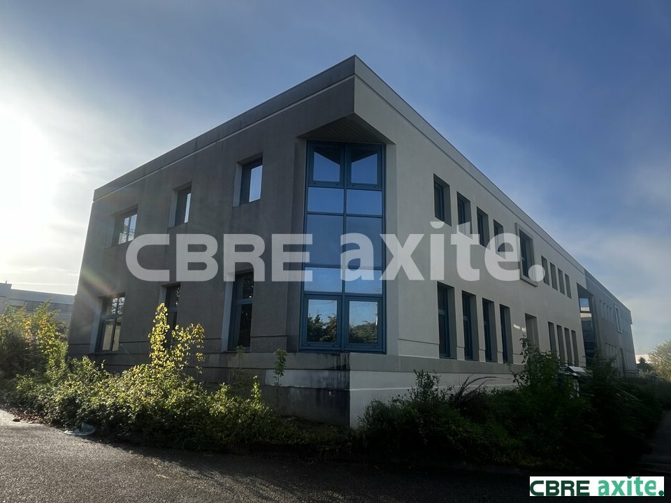Local commercial 220 m² · à Saint-Quentin-Fallavier · 220 m² · 338 250 €