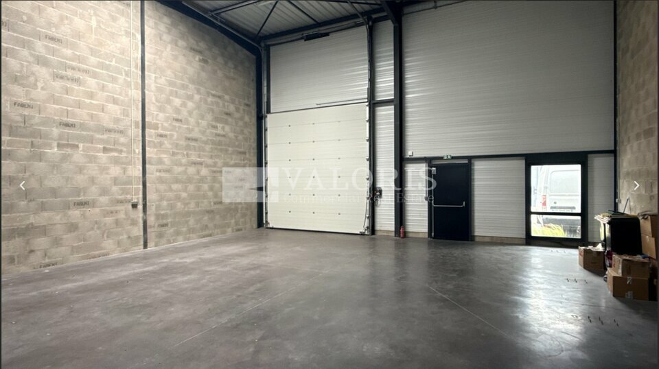 Local commercial 445 m² · à Saint-André-de-Corcy · 445 m² · 3 750 €/mois