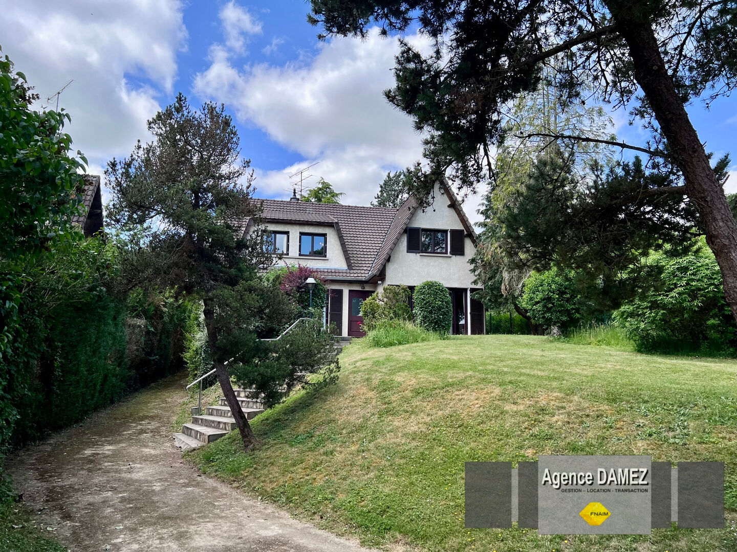 Maison 8 pièces 161 m² · à Sainte-Mesme · 161 m² · 345 500 €