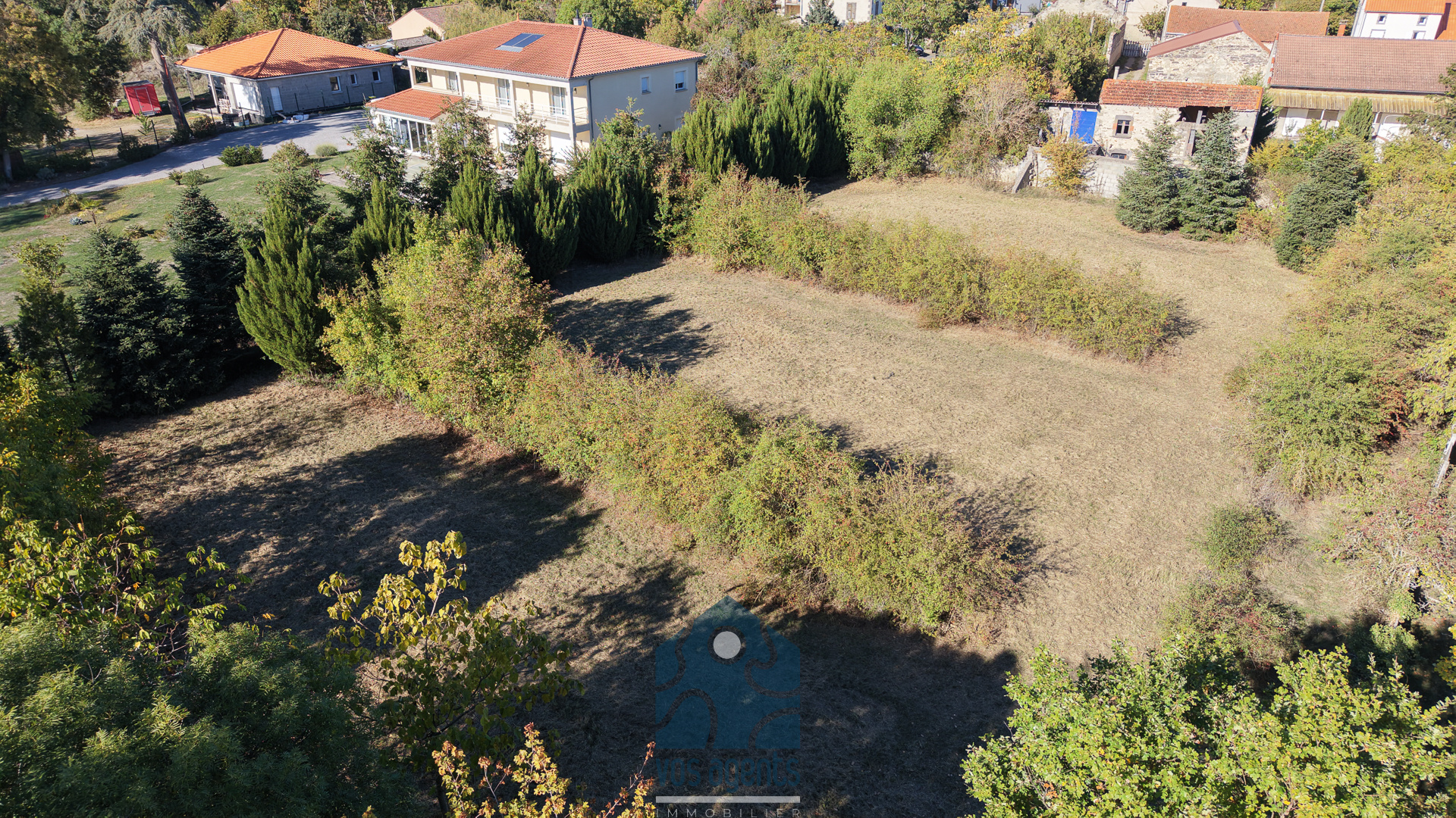 Terrain 3192 m² · au Cheix-sur-Morge · 3 192 m² · 229 000 €