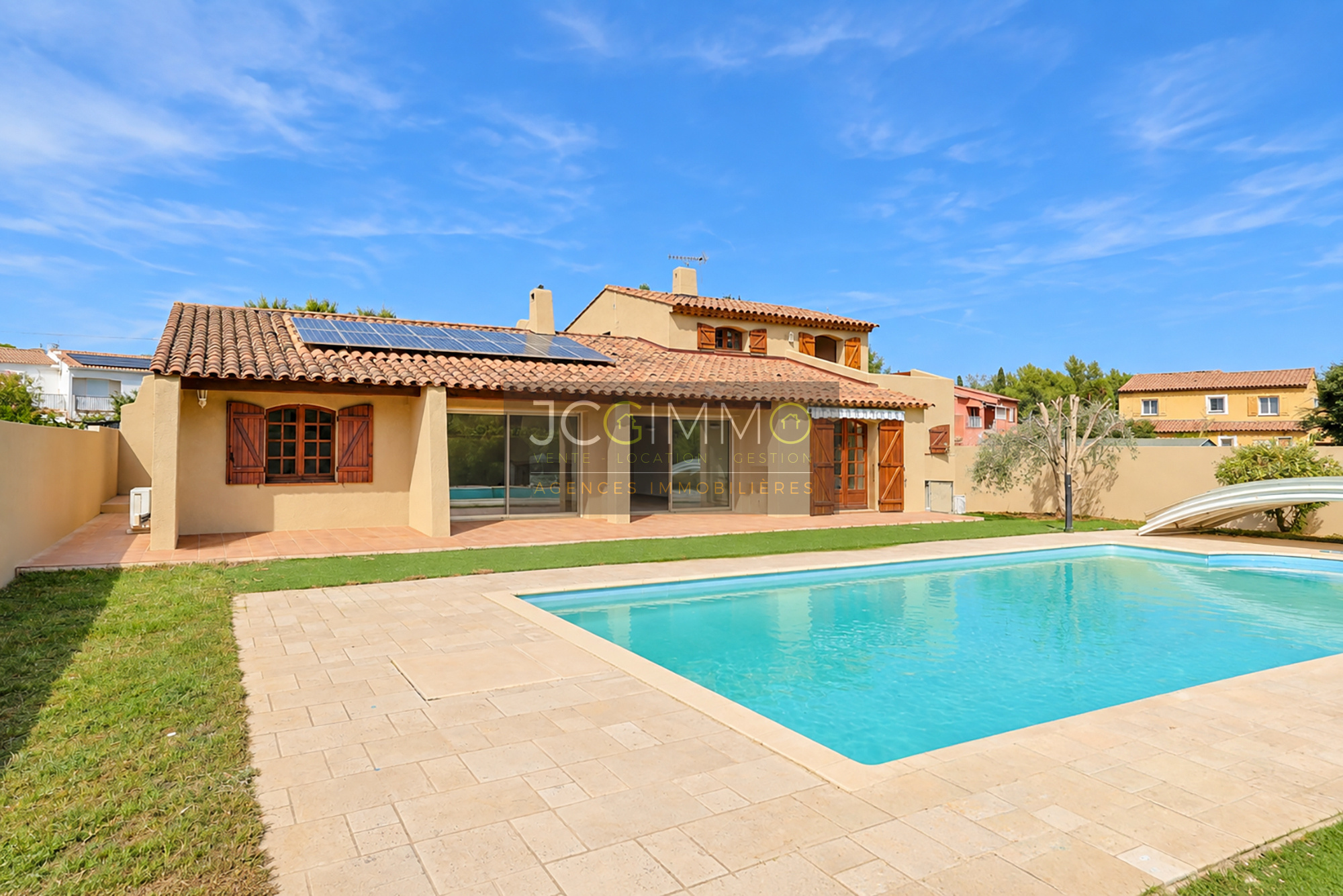 Maison 5 pièces 210 m² · à La Crau · 210 m² · 630 000 €